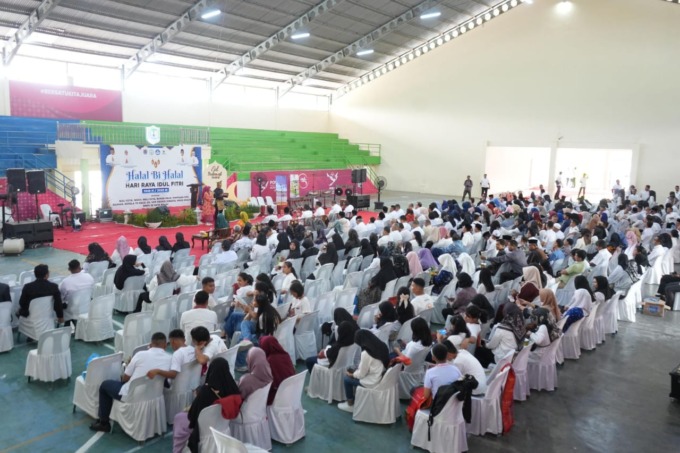 Halal bihalal pemerintah kota dengan tenaga pendidik di GOR Binjai.(Diskominfo Binjai/Sumut Pos)