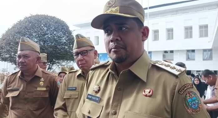 APEL: Gubernur Sumatera Utara, Bobby Nasution saat ditemui setelah melakukan apel di Kantor Gubernur Sumut, Selasa (8/4/2025). IKHSAN/SUMUT POS