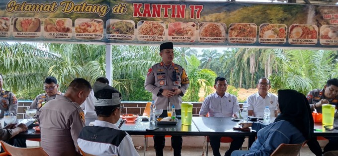 HALALBIHALAL: -Kapolres Labuhanbatu Selatan (Labusel) AKBP Aditya SP Sembiring SIK bersama jajaran halalbihalal bersama wartawan, Rabu (9/4). KHAIRUDDIN/SUMUT POS