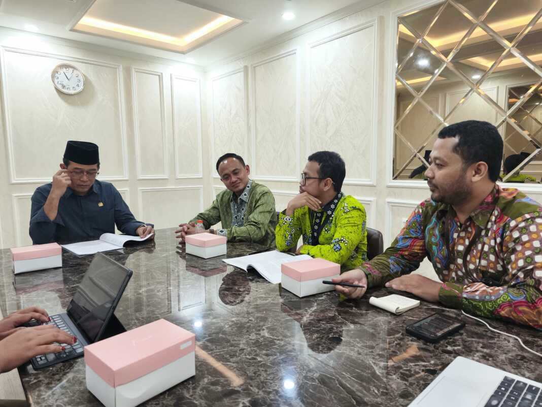 Anggota DPD RI Pdt Penrad Siagian menerima aspirasi tiga perwakilan Pengurus Pusat Forum PNS RI di Kompleks Parlemen, Rabu (21/5/2025).