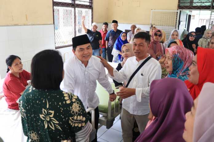 Direktur RSJ Prof dr M Ildrem, drg Ismail Lubis, yang juga bagian dari IKAL SMP 11 Medan saat menyambut kedatangan Ikatan Alumni (IKAL) SMP 11 Medan.
