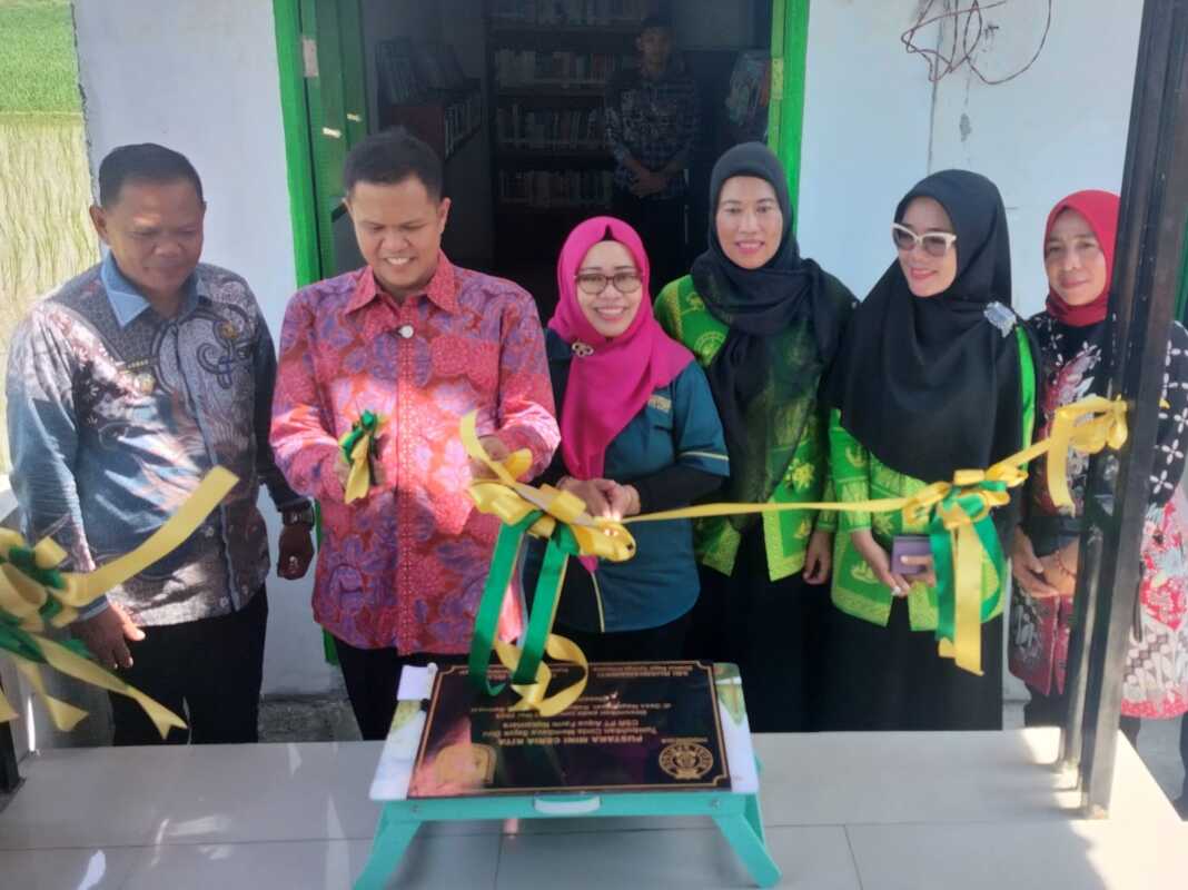 GUNTING PITA: Wabup Sergai Adlin Tambunan saat gunting pita . ( FADLY/SUMUT POS)