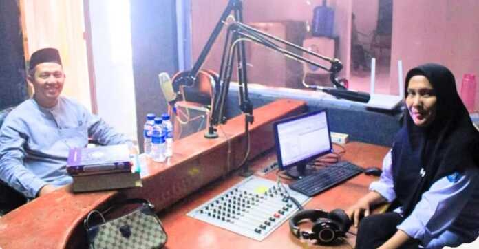 KAJIAN: Pengurus Baznas Labuhanbatu, ustad Mulkan AB memberikan kajian tentang pentingnya menunaikan zakat.( FAJAR/SUMUT POS)