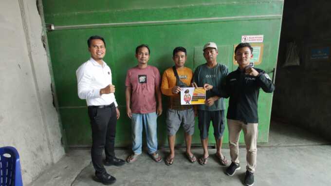 PATROLI: Ps. Kasi Humas Polres Sergai, IPTU Zulfan Ahmadi, SH, MH yang didampingi oleh personel Sie Humas Polres Sergai. Tim melaksanakan patroli, sambang, serta membagikan brosur edukatif kepada masyarakat yang berisi panduan tindakan menghadapi premanisme. (FADLI/SUMUTPOS)