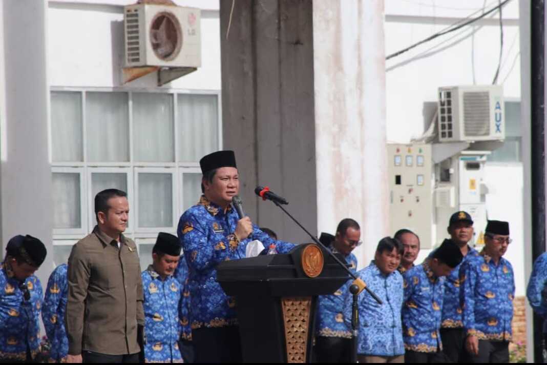 SAMBUTAN: Bupati Nias Barat, Eliyunus Waruwu memberikan kata sambutan pada peringatan Harkitnas ke-117 di hadapan jajaran ASN Pemkab Nias Barat, Selasa (20/5). FOTO: OLOHETA GULO/SUMUT POS