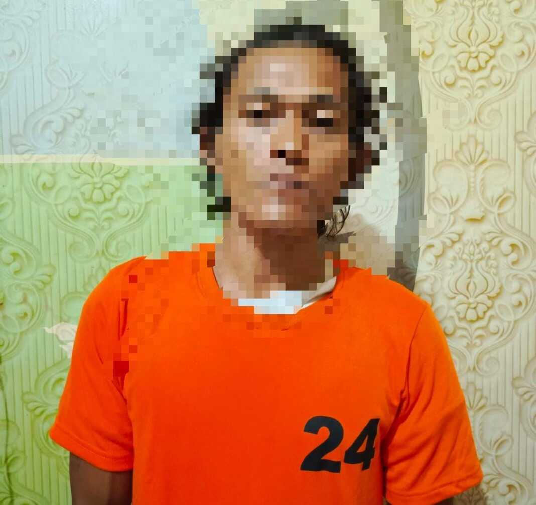 DIAMANKAN: Tersangka Iman saat diamankan.(ist)