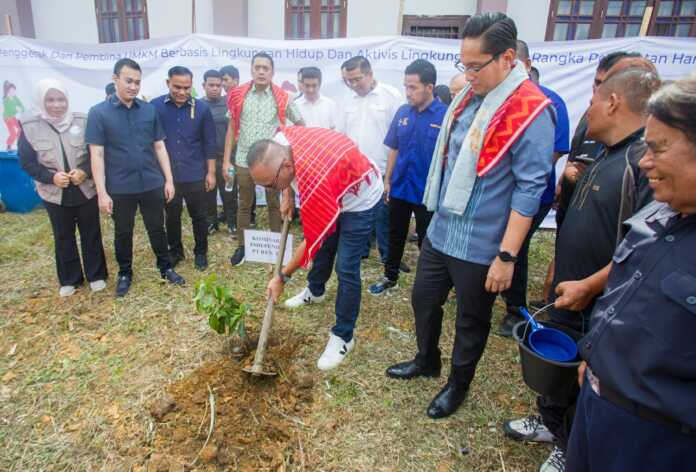 Penanaman ribuan bibit pohon di Kwala Bekala, Medan Johor.