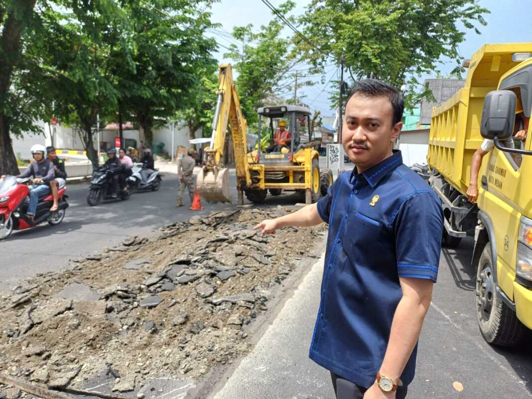 Wakil Ketua Komisi IV DPRD Medan menyaksikan langsung pembongkaran aspal di atas trotoar yang dibangun pengelola Dara Kupi