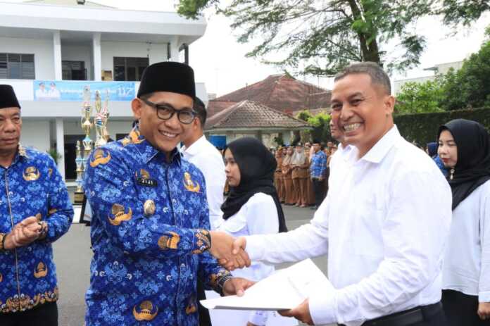 SERAHKAN: Wawako Binjai, Hasanul Jihadi saat menyerahkan SK PPPK.(Diskominfo Binjai/Sumut Pos)