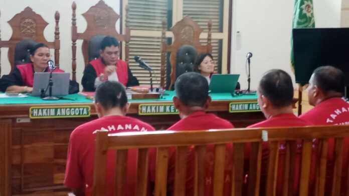 SIDANG; Empat terdakwa kasus dugaan pengoplosan BBM bersubsidi, menjalani sidang dakwaan di PN Medan, Jumat (23/5/2025). AGUSMAN/SUMUT POS