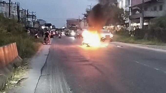 TERBAKAR: Suzuki Thunder terbakar di tengah Jalan Lintas Medan-Banda Aceh, Desa Tandamhulu II, Hamparanperak.(Istimewa/Sumut Pos)