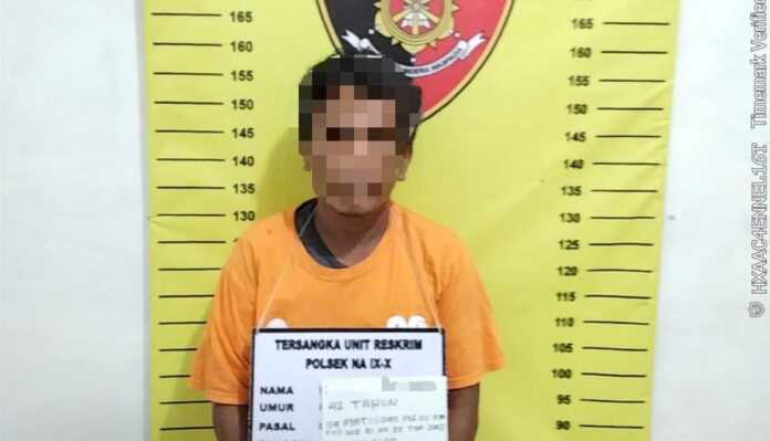 DIAMANKAN: Tersangka AH saat diamankan di Polres Labuhanbatu. FAJAR/SUMUT POS