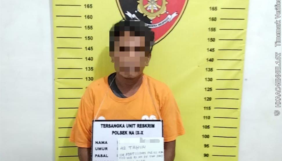 DIAMANKAN: Tersangka AH saat diamankan di Polres Labuhanbatu. FAJAR/SUMUT POS