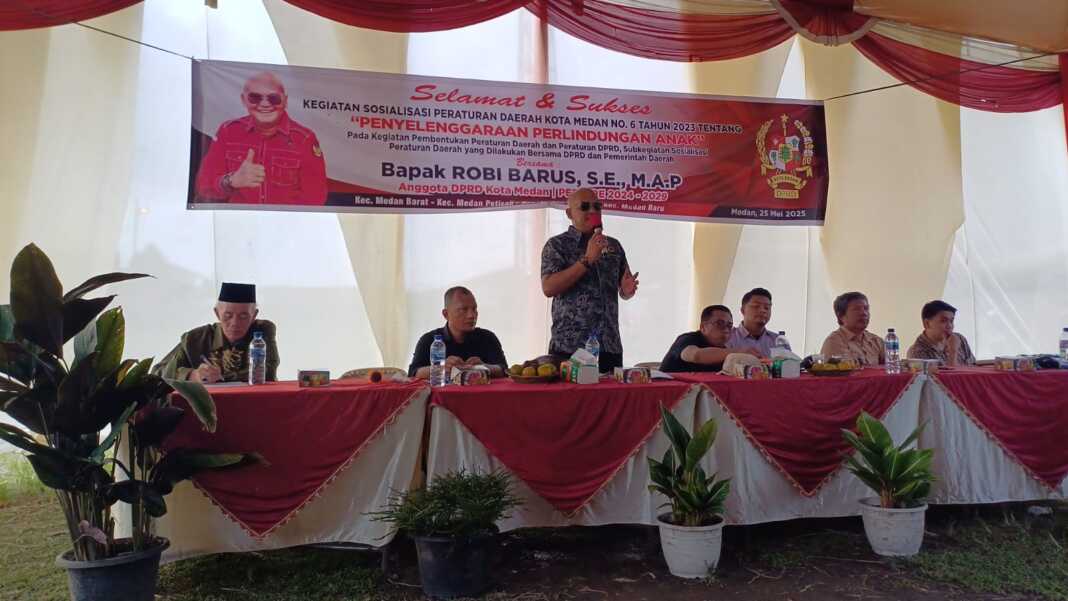 Ketua Fraksi PDI Perjuangan DPRD Kota Medan, Robi Barus SE M.AP saat menggelar Sosialisasi Perda Kota Medan No.6/2023 di Kecamatan Medan Barat, Minggu (25/5/2025). (Markus Pasaribu/Sumut Pos)
