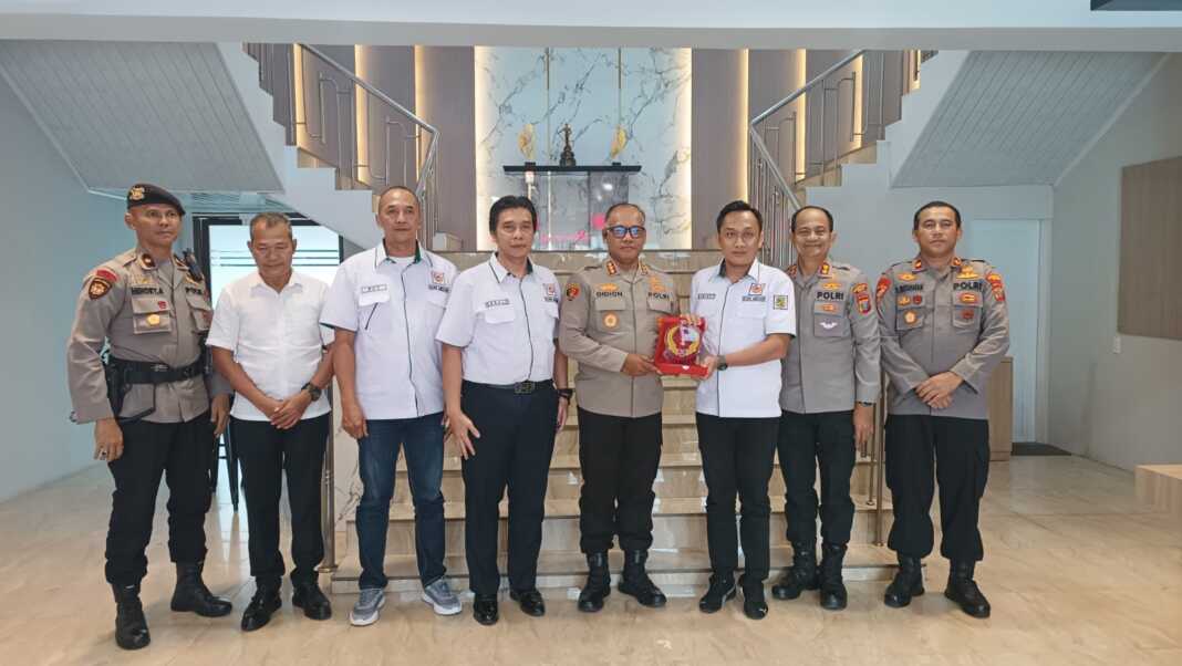 CENDERAMATA: Ketua Umum KONI Medan Aswindy Fachrizal SE didampingi pengurus menyerahkan cenderamata kepada Kapolrestabes Medan, Kombes. Pol Gidion Arief Setyawan. (dok KONI Medan)