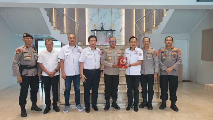 CENDERAMATA: Ketua Umum KONI Medan Aswindy Fachrizal SE didampingi pengurus menyerahkan cenderamata kepada Kapolrestabes Medan, Kombes. Pol Gidion Arief Setyawan. (dok KONI Medan)