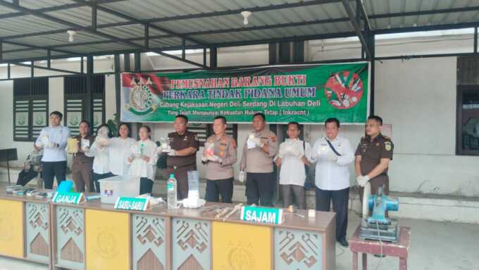 MUSNAHKAN: Cabang Kejaksaan Negeri (Cabjari) Labuhan Deli melaksanakan pemusnahan barang bukti dari berbagai tindak pidana yang telah berkekuatan hukum tetap (inkracht), Rabu (14/5/2025). IKHSAN/SUMUT POS