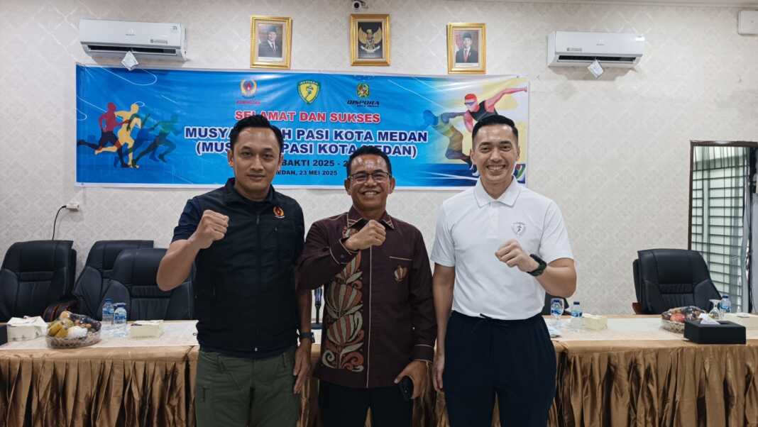 BERSAMA: Ketua Umum KONI Medan Aswindy Fachrizal bersama Ketua Terpilih PASI Medan Zakiyuddin Harahap dan Ketua PASI Sumut David Luther Lubis. (Dok Pribadi)