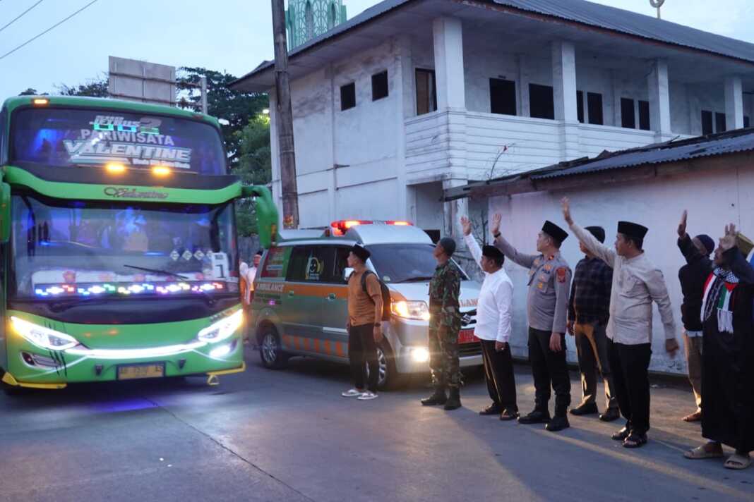 LEPAS: Plt Sekdako Tebingtinggi Kamlan Mursyid mewakili Wali Kota Tebingtinggi melepas 116 orang calon jemaah haji asal Kota Tebingtinggi di Masjid Agung Jalan KL Yos Sudarso. SOPIAN