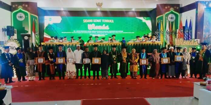 TERBAIK: Rektor UIN Sumatera Utara Prof Dr Nurhayati MA (10 kanan) bersama senat, wisudawan terbaik didampingi keluarga, Rabu (21/5). (DEDDI MULIA PURBA/SUMUT POS)