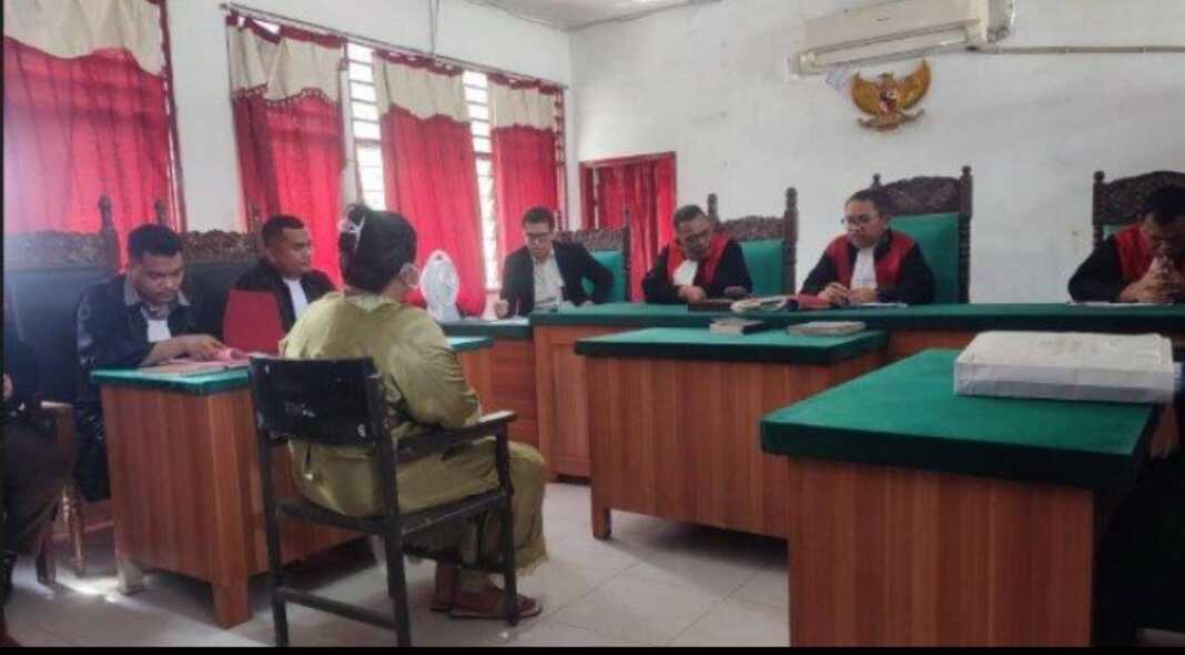 SIDANG TUNTUTAN: Nina Wati terdakwa kasus penipuan, menjalani sidang tuntutan di Labuhan Deli, Kamis (22/5/2025). AGUSMAN/SUMUT POS