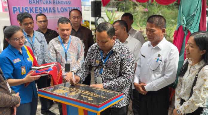 RESMIKAN : Branch Manager Indomaret Medan, Yonanta Kusuma saat meresmikan Puskesmas Lontung yang sudah selesai direnovasi di Kabupaten Samosir.