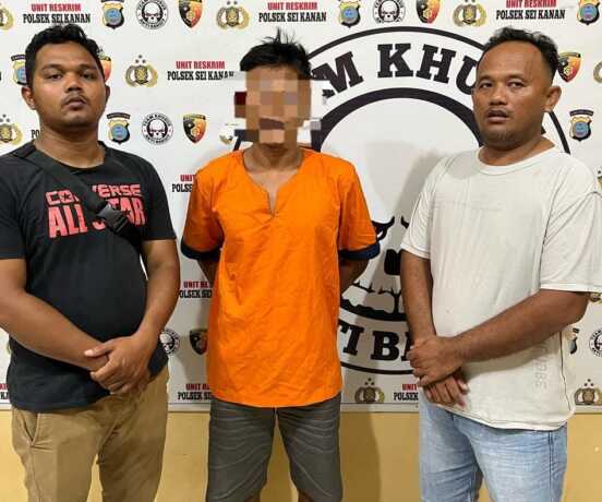 DIAPIT: Tersangka Andi (tengah) diapit petugas Polsek Sei Kanan atas kasus peredaran narkotika jenis sabu. FOTO: KHAIRUDDIN/SUMUT POS