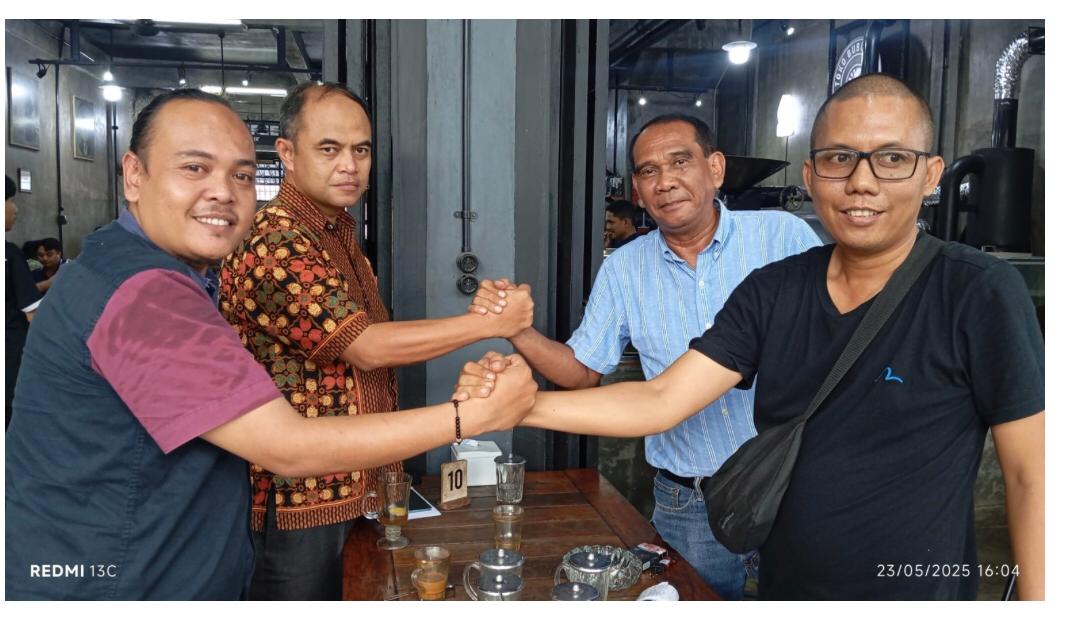 PELUNASAN: Edy (2 kanan) dan Amru Harahap (2 kiri) disaksikan dua saksi saat pelunasan utang di Jalan Ring Road Medan, Jumat (23/5).