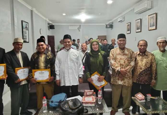 Anggota DPD RI Muhammad Nuh (tiga dari kiri) bersama panitia dan peserta Edukasi Sembelih Halal dan Manajemen Kurban 2025 di Aula DPD RI Jalan Gajah Mada Medan, Jumat (23/5).