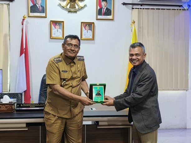 Penyerahan Plakat dari PLN UP3 Bukut Barisan Sebagai wujud Sinergi dengan Pemkab Dairi.