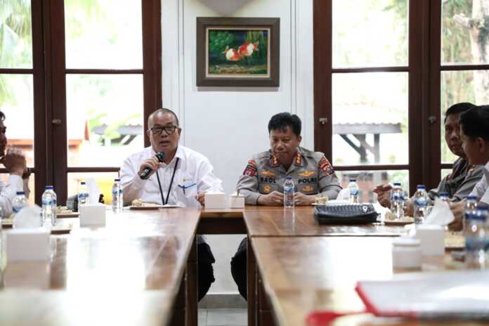 Senior Manager Keuangan, Komunikasi dan Umum PLN UID Sumut, Efrom Lumpan Gaol (Kiri) bersama Direktur Pengamanan Objek Vital Nasional Kepolisian Daerah Sumatera Utara, Komisaris Besar Parhorian Lumban Gaol SH, S.I.K M Han. (Kanan)