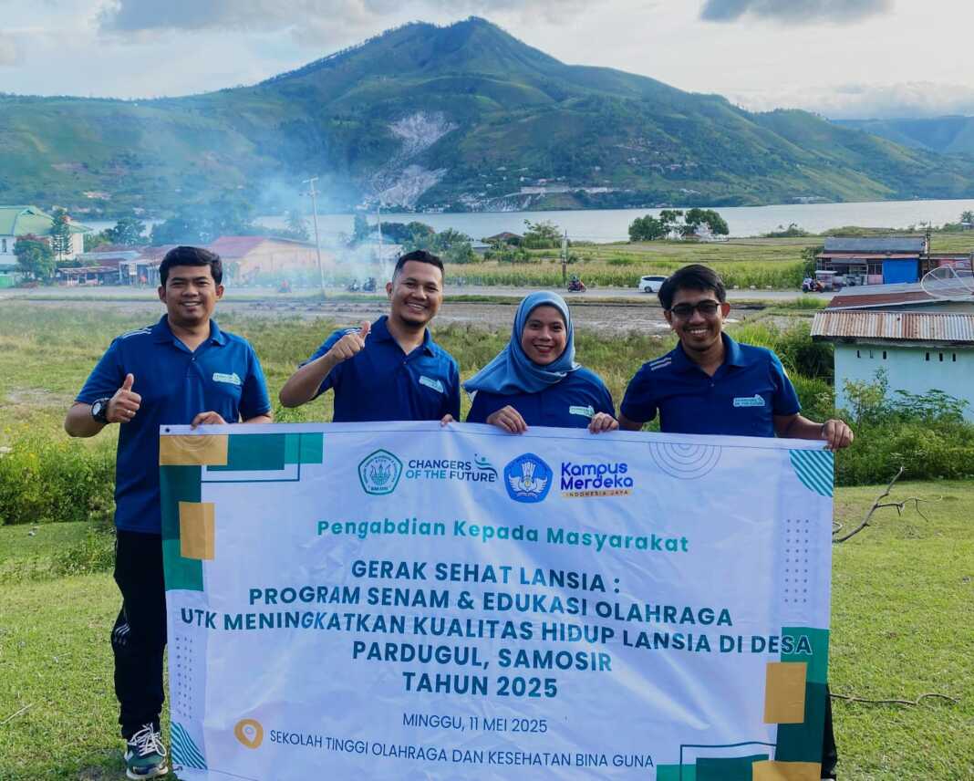 SENAM LANSIA: Dosen STOK Bina Guna melaksanakan program Gerak Sehat Lansia di Desa Pardugul, Kabupaten Samosir. (ISTIMEWA/SUMUT POS)