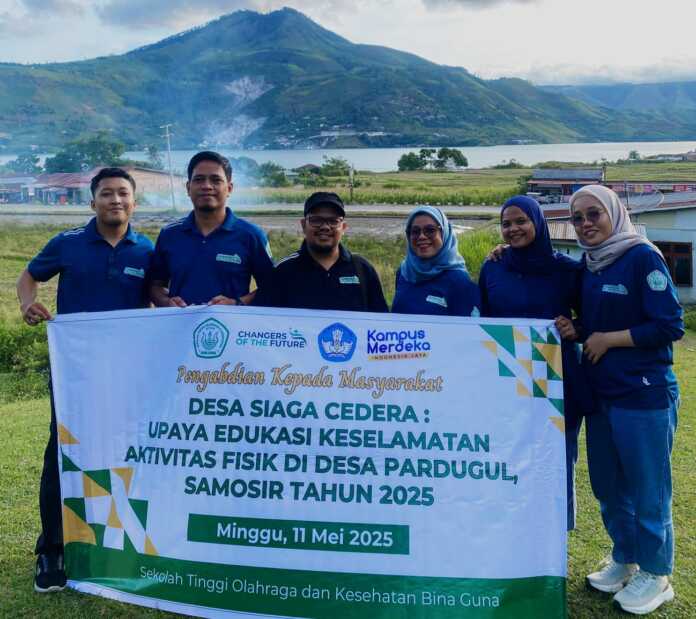 CEDERA OLAHRAGA: Dosen STOK Bina Guna melaksanakan edukasi pertolongan pertama cedera olahraga di Desa Pardugul. (ISTIMEWA/SUMUT POS)