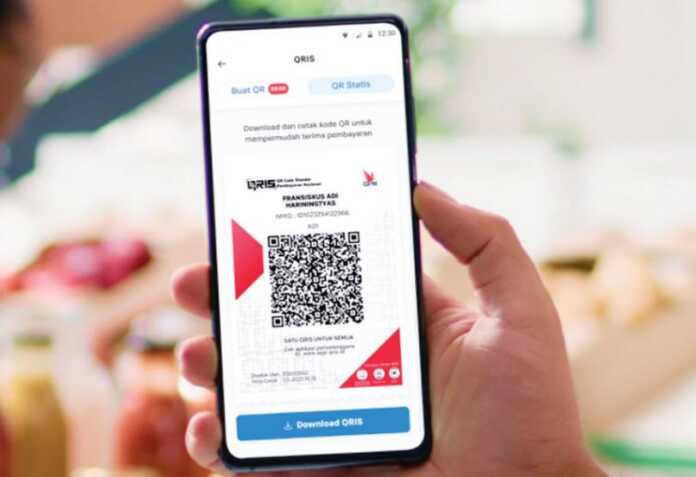 ILUSTRASI: Seorang konsumen melakukan transaksi pembayaran menggunakan QRIS.