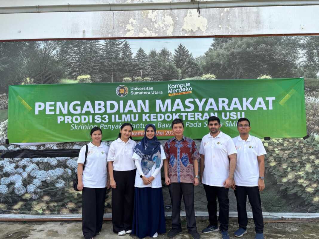 Mahasiswa Prodi Doktor FK USU diabadikan bersama mahasiswa Prodi Pendidikan Dokter Spesialis (PPDS) Jantung dan Pembuluh Darah FK USU. (Dok Pribadi)