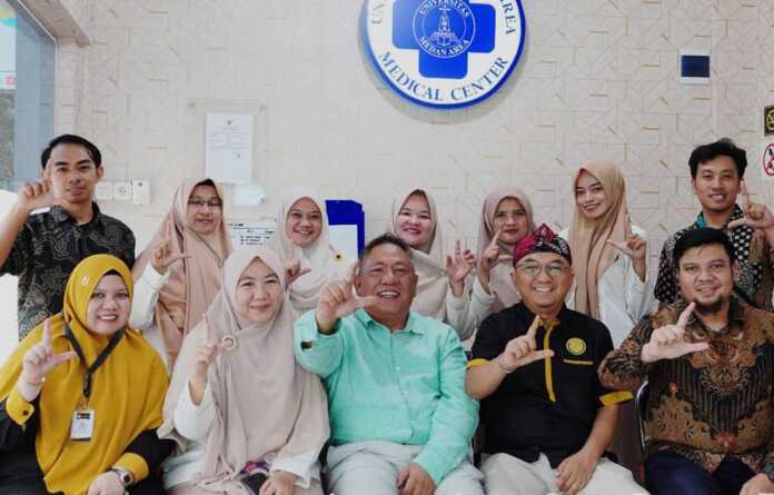 PARIPURNA: M Erwin Siregar SE MBA (tengah) di Klinik Pratama UMA yang telah meraih akreditasi paripurna. (ISTIMEWA/SUMUT POS)