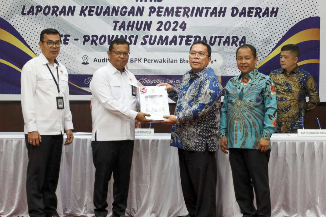 TERIMA: Wali Kota Siantar Wesly Silalahi menerima buku LHP BPK RI. FOTO: ISTIMEWA/SUMUT POS