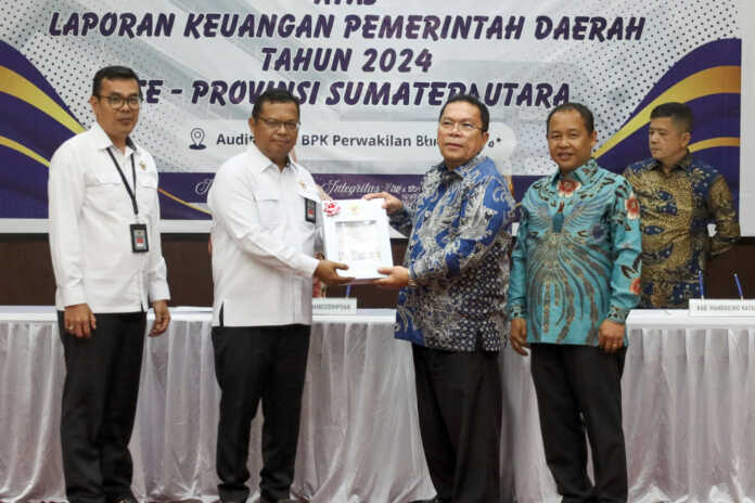 TERIMA: Wali Kota Siantar Wesly Silalahi menerima buku LHP BPK RI. FOTO: ISTIMEWA/SUMUT POS