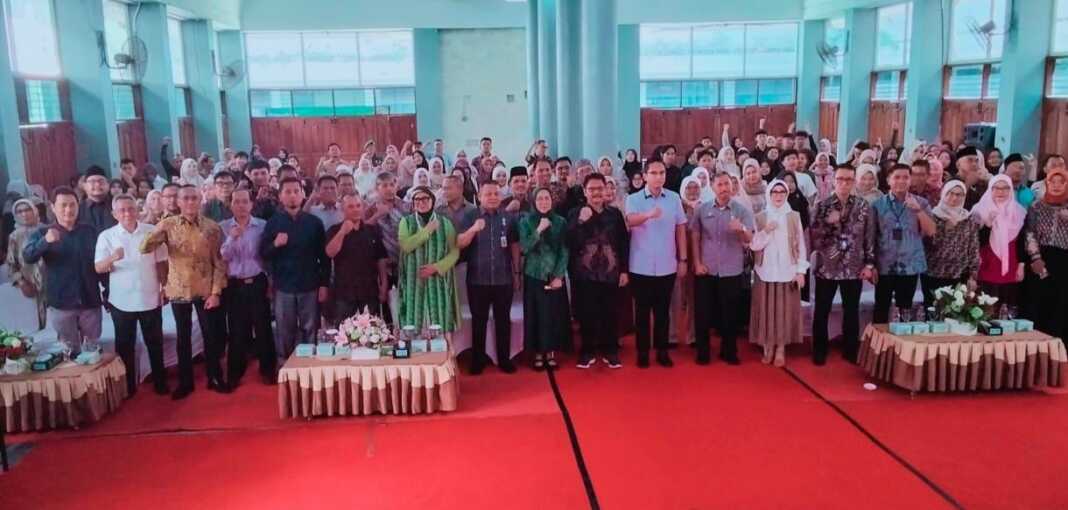 Wali Kota Medan Riko Waas bersama Ketua Umum Yayasan Pendidikan Harapan Medan Dr Tapi Rondang Ni Bulan, Rektor Universitas Harapan Medan Prof Drs Sriadhi, dan para peserta pada acara pembukaan Youthpreneure Excellency 2025 and Campus Hiring di Kampus 1, Jalan Imam Bonjol Medan, Selasa (27/5)