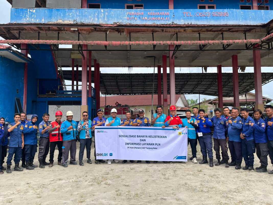 Tim PLN dan Dinas Pemadam Kebakaran dan Penyelamatan Kota Tanjung Balai berfoto bersama usai kegiatan sosialisasi keselamatan ketenagalistrikan, Jumat (23/5). Sosialisasi ini merupakan upaya memperkuat sinergi lintas sektor guna meningkatkan kesiapsiagaan dalam menghadapi kondisi darurat kelistrikan.