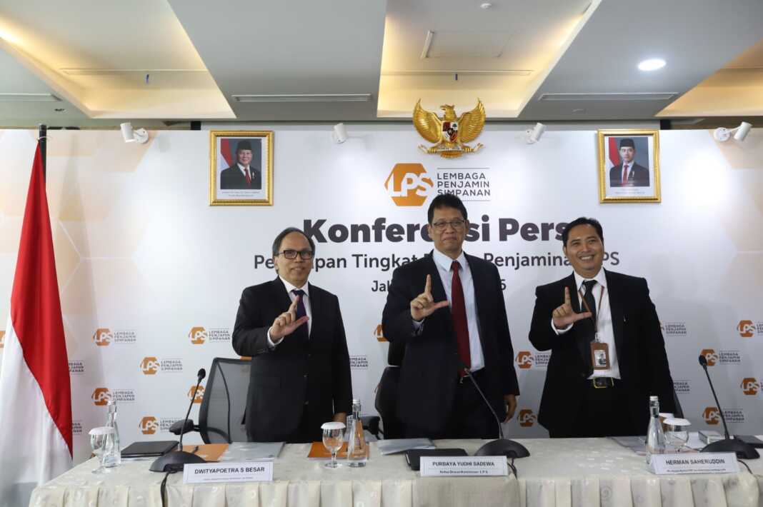 Dari kanan ke kiri, Direktur Eksekutif Surveilans, Pemeriksaan, dan Statistik LPS Dwityapoetra S Besar, Ketua Dewan Komisioner LPS Purbaya Yudhi Sadewa, dan Plt. Kepala Kantor Persiapan PRP dan Hubungan Lembaga LPS Herman Saheruddin.