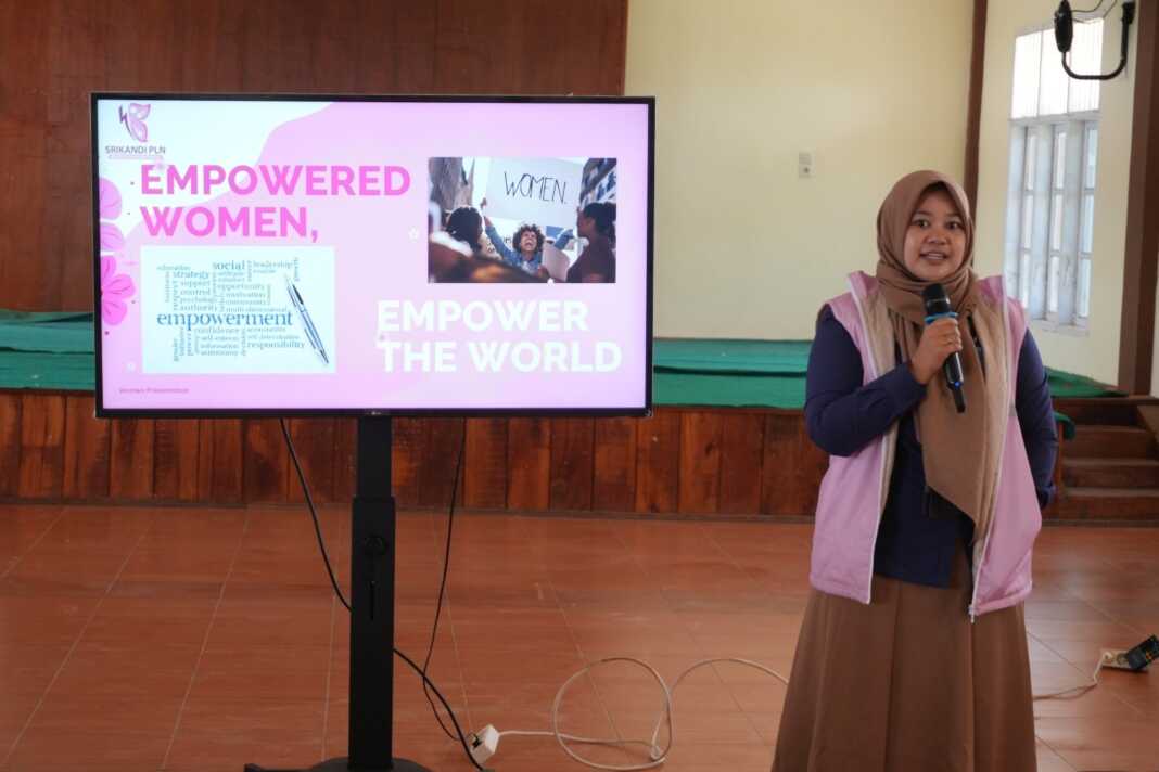 Srikandi PLN UP3 Padangsidimpuan saat memberikan penyampaian materi terkait Empowered Women. (27/5).
