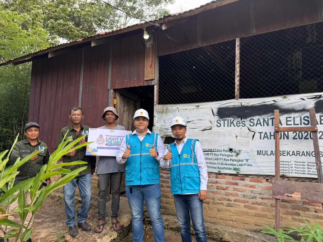 Tim PLN ULP UP3 Pematangsaintar bersama Andi Novi berfoto di depan rumahnya yang mendapat bantuan dari program Light Up The Dream. Program ini merupakan wujud kepedulian sosial insan PLN melalui donasi sukarela untuk menghadirkan terang bagi masyarakat kurang mampu.