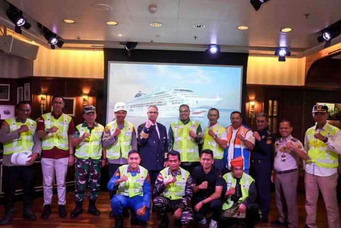 SAMBUT: Wakil Bupati Batubara Syafrizal, SE, M.AP dan General Manager Pelindo Regional 1 Kuala Tanjung, Indri Gunawan sambut kunjungan kapal pesiar Internasional Star Cruises di Pelabuhan Kuala Tanjung, pada Kamis, pagi (29/5). Foto:/Liberti H Haloho.