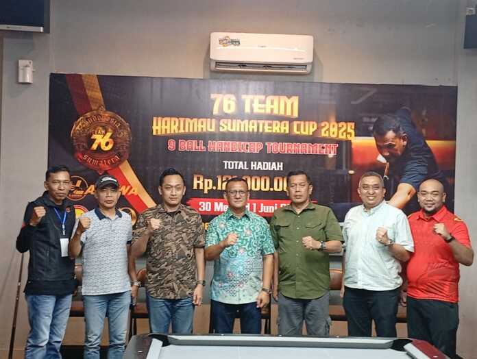 BERSAMA: Ketua Umum KONI Kota Medan, Aswindy Fachrizal bersama Owner 76 Team Harimau Sumatera H Muhammad Hidayat Batubara, Sekertaris Jenderal (Sekjen) PB POBSI Fadil Nasution, Kadispora Medan Tengku Chairuniza, Sekretaris Umum (Sekum) Pengkot POBSI Kota Medan Halomoan Samosir dan lainnya. (Dok KONI Medan)