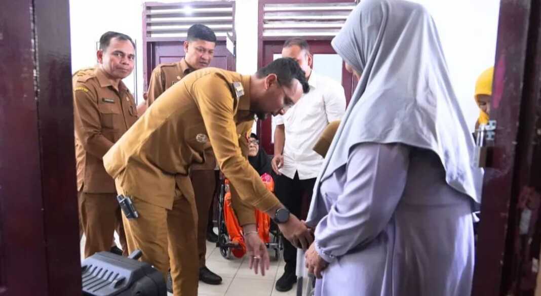 BANTUAN: Bupati Labusel, Fery Sahputra Simatupang memberikan alat bantu untuk penyandang disabilitas disabilitas. FOTO: KHAIRUDDIN/SUMUT POS