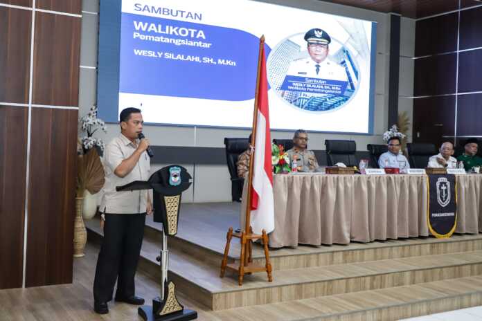 DISKUSI: Sekda Siantar Junaedi Sitanggang saat membuka diskusi publik. foto: ISTIMEWA/SUMUT POS