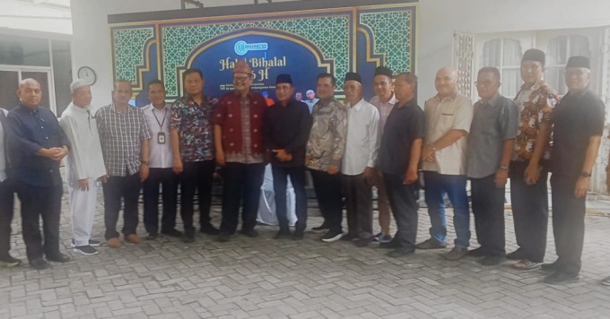 SILATURAHIM: Dr H Muhammad Isa Indrawan MM (6 kiri) bersama H Edy Rahmayadi dan tetamu halal bihalal di Unpab, Senin (28/4). (DEDDI MULIA PURBA/SUMUT POS)