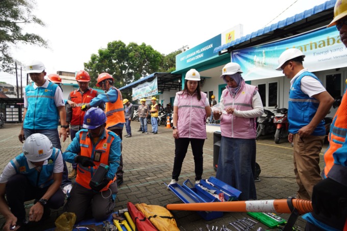Ayu saat melakukan pengecekan kelengkapan peralatan.