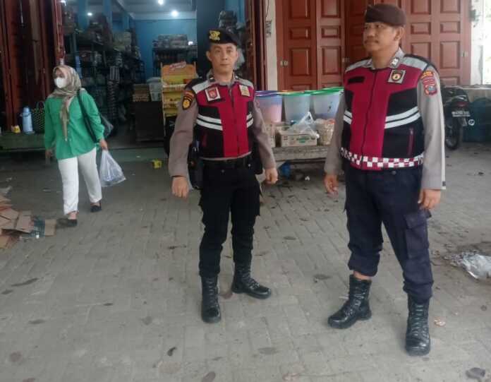 PATROLI: Personel Polres Sergai saat kunjungi salah satu toko masyarakat di pasar Sei Rampah.(FADLY/SUMUTPOS)